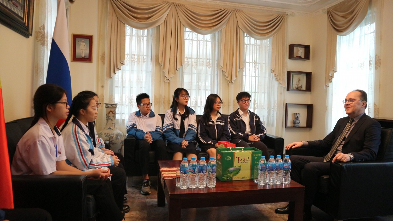 Đại sứ Gennady Bezdetko gặp mặt học sinh các trường chuyên Việt Nam có giảng dạy tiếng Nga