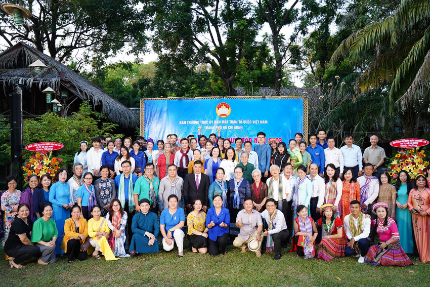 48 sinh viên Lào, Campuchia đang học tập tại TP.HCM được các gia đình Việt đỡ đầu trong năm 2022