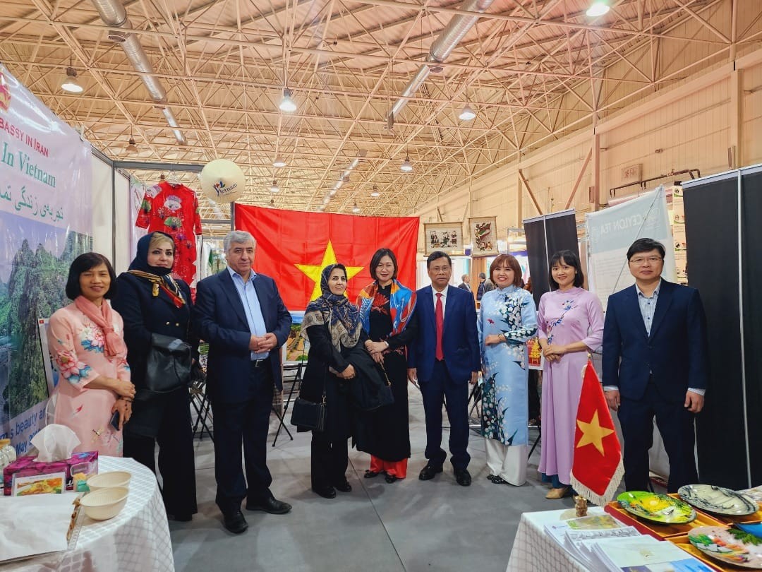 Bộ trưởng Ezzatollah Zarghami tới thăm gian hàng của Đại sứ quán Việt Nam.