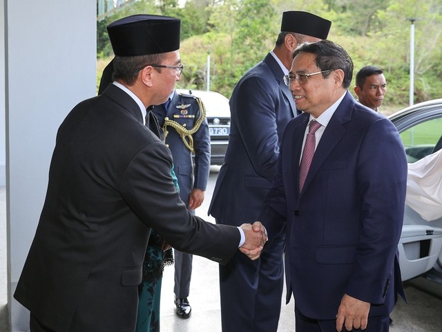 Thủ tướng thăm Đại học Quốc gia và lớp học tiếng Việt tại Brunei