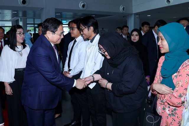 Thủ tướng thăm Đại học Quốc gia và lớp học tiếng Việt tại Brunei