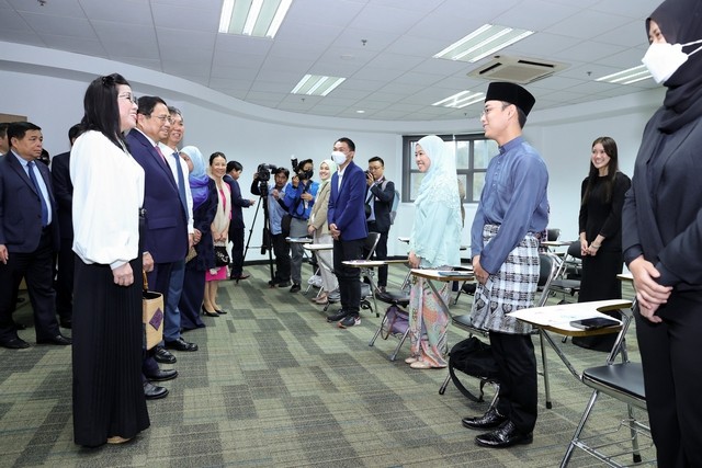 Thủ tướng thăm Đại học Quốc gia và lớp học tiếng Việt tại Brunei