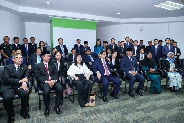 Thủ tướng thăm Đại học Quốc gia và lớp học tiếng Việt tại Brunei