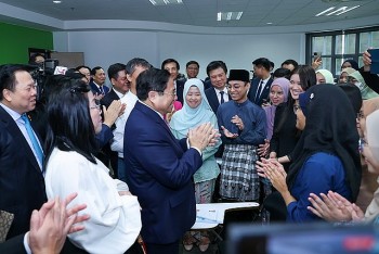 Thủ tướng thăm Đại học Quốc gia và lớp học tiếng Việt tại Brunei