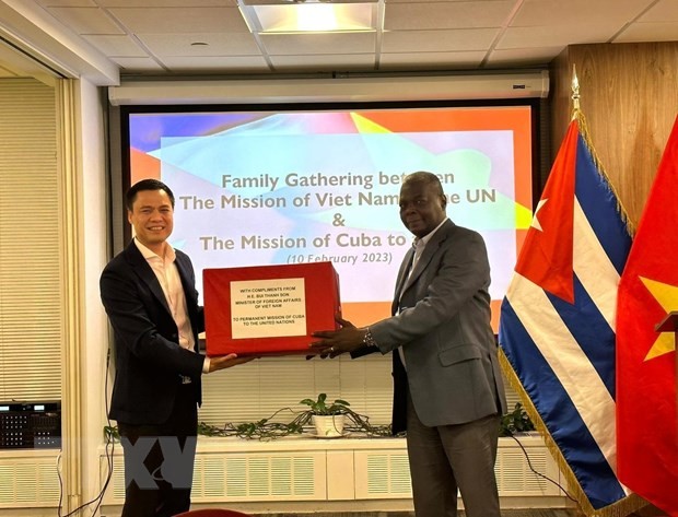 Đại sứ Đặng Hoàng Giang (trái), Trưởng Phái đoàn Việt Nam tại Liên hợp quốc trao quà lưu niệm cho Đại sứ Pedro Luis Predoso Cuesta, Trưởng Phái đoàn Cuba tại Liên hợp quốc. (Ảnh: TTXVN)
