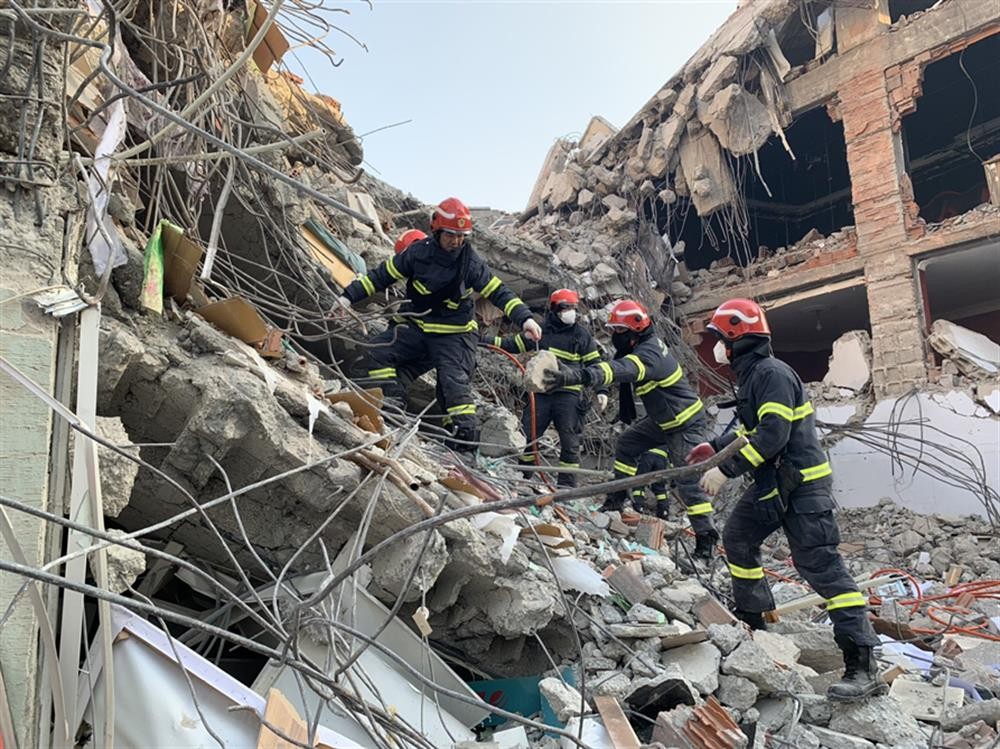 Đội cứu hộ Công an Việt Nam dùng camera tìm kiếm nạn nhân mắc kẹt trong đống đổ nát tại Thổ Nhĩ Kỳ