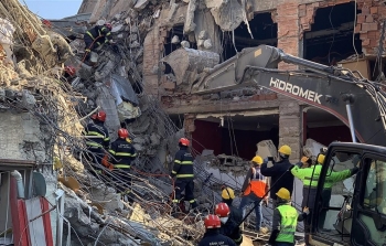 Đội cứu hộ Công an Việt Nam dùng camera tìm kiếm nạn nhân mắc kẹt trong đống đổ nát tại Thổ Nhĩ Kỳ