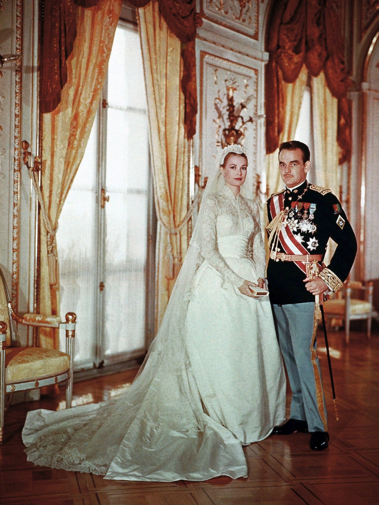 Nữ minh tinh Grace Kelly và Hoàng tử Rainier trong lễ cưới (Ảnh: Elle).