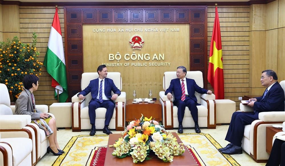 Đại tướng Tô Lâm, Bộ trưởng Bộ Công an đã tiếp Đại sứ đặc mệnh toàn quyền Hungary tại Việt Nam Baloghdi Tibor (Ảnh: Bộ Công an)