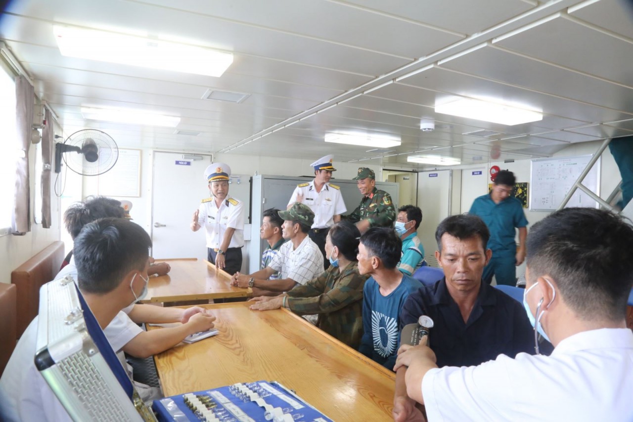 Vùng 4 hải quân bàn giao ngư dân gặp nạn trên biển cho gia đình và địa phương