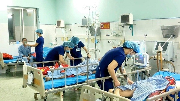 Các bác sĩ chăm sóc sức khỏe cho bệnh nhân tại BV Đa khoa tỉnh Tuyên Quang (Ảnh: BHXH Việt Nam).