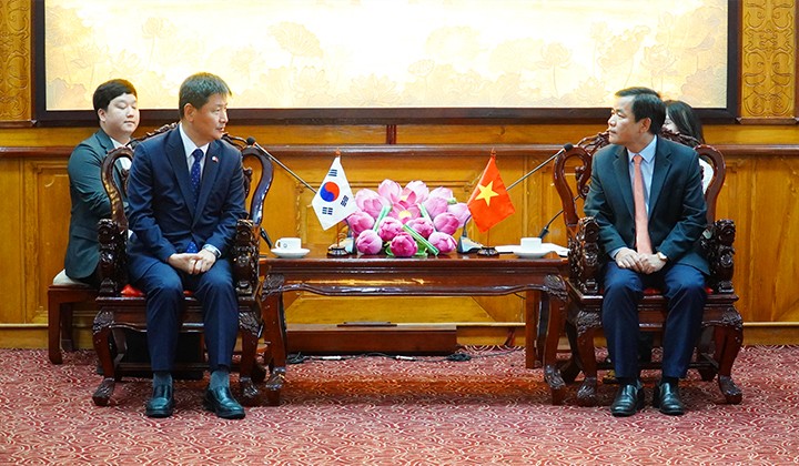  Chủ tịch UBND tỉnh Nguyễn Văn Phương (phải) trao đổi với ông Kang Boo Sung tại buổi tiếp