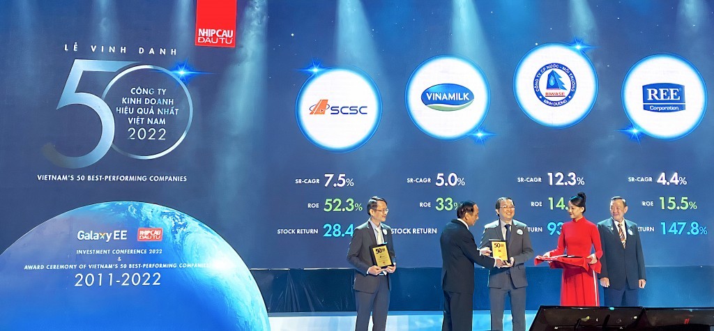 Ông Lê Thành Liêm - Giám đốc điều hành Tài chính của Vinamilk đại diện nhận giải thưởng “50 Công ty kinh doanh hiệu quả nhất Việt Nam” 2022.