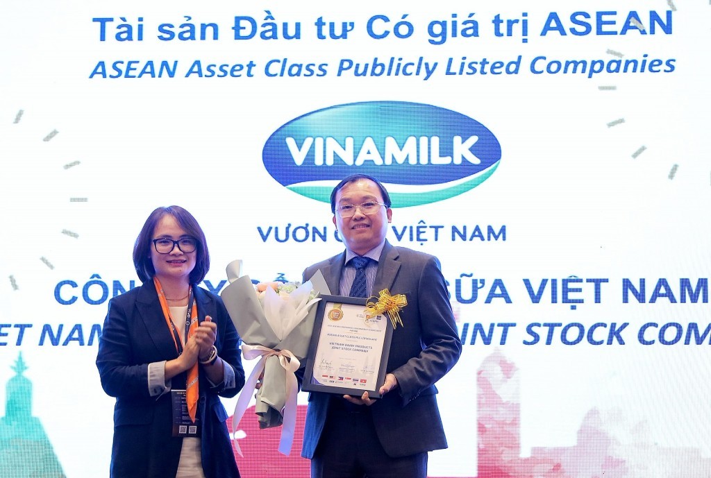 Ông Lê Thành Liêm - Thành viên HĐQT và Giám đốc điều hành Tài chính tại Vinamilk nhận giải thưởng Tài sản đầu tư có giá trị của ASEAN.