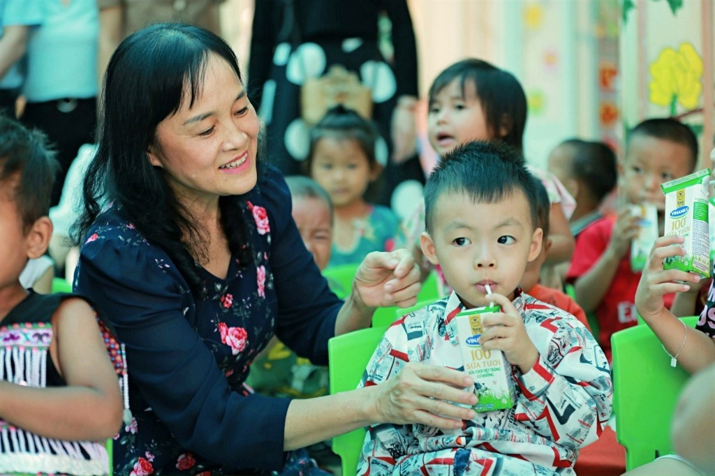 Ngoài các suất học bổng, các em nhỏ ở địa phương cũng được tặng những sản phẩm sữa dinh dưỡng Vinamilk.