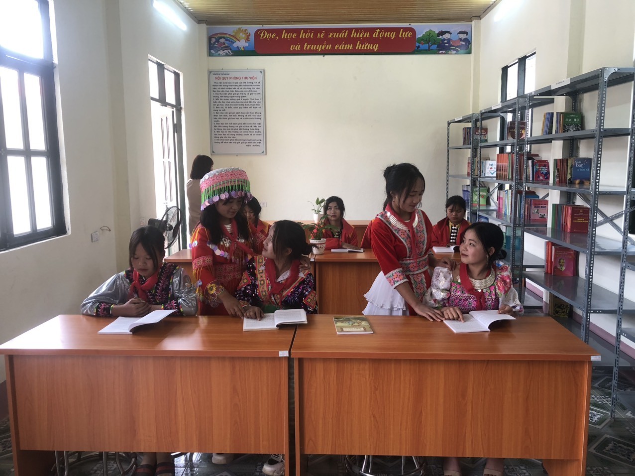 Các em học sinh đọc sách tại Thư viện