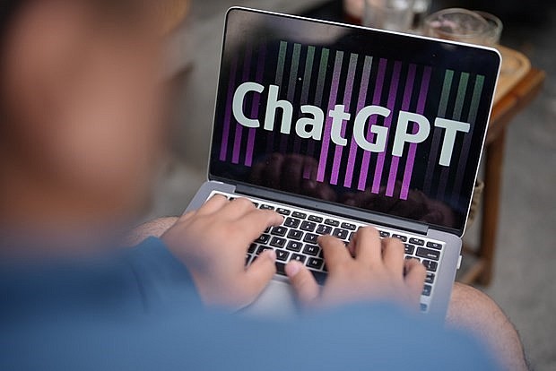 ChatGPT sẽ trở thành đối thủ hay trợ thủ đắc lực của người lao động? | Xã hội | Vietnam+ (VietnamPlus)