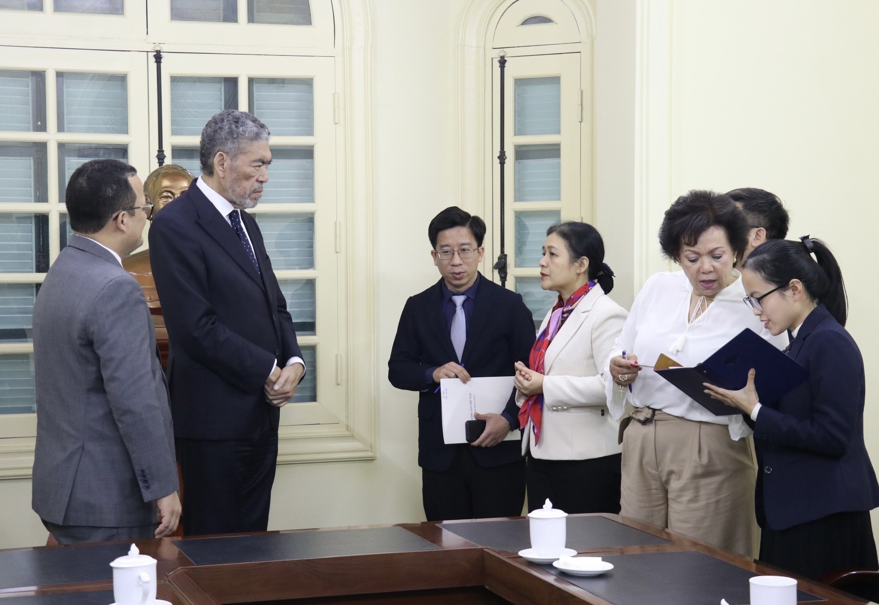 Chủ tịch VUFO Nguyễn Phương Nga trao đổi với Tổng Bí thư Đảng Phong trào cánh tả thống nhất Cộng hoà Dominica Mighen Meehia (Ảnh: Thu Hà).