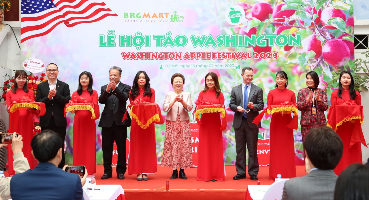 Đại biểu cắt băng khai mạc Lễ Hội Táo Washington BRGMart 2023.