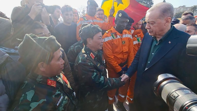 Tổng thống Thổ Nhĩ Kỳ đến thực địa cảm ơn lực lượng tìm kiếm cứu nạn của Việt Nam