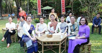 nhieu hoat dong ket noi gia dinh viet voi sinh vien lao campuchia