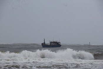 Ứng cứu kịp thời ba ngư dân gặp nạn trên biển Quảng Trị