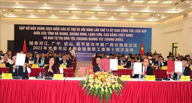 Thường trực Tỉnh ủy, UBND 4 tỉnh biên giới Việt Nam ký kết biên bản hội nghị và thỏa thuận hợp tác trên nhiều lĩnh vực giữa hai bên tại điểm cầu tỉnh Hà Giang. 