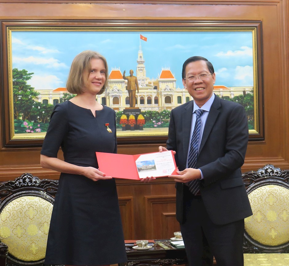 Chủ tịch UBND TPHCM Phan Văn Mãi trao tặng Huy hiệu TPHCM cho bà Szojka Éva Szilvia (Ảnh: Thanhuytphcm.vn).