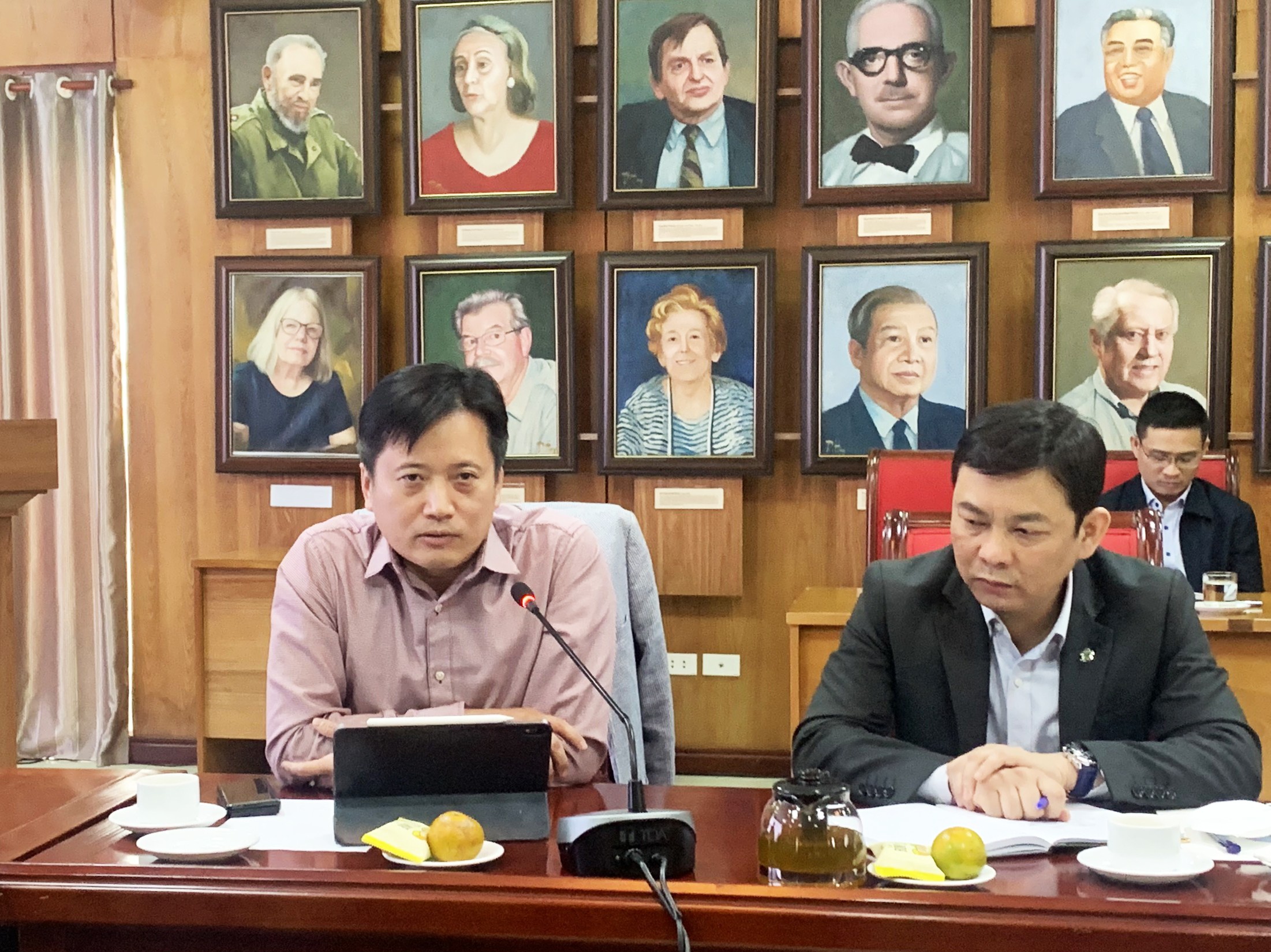 Diễn giả Nguyễn Hùng Sơn, Phó Giám đốc Học viện Ngoại giao trình bày báo cáo tại tọa đàm (Ảnh: Huy Sơn).
