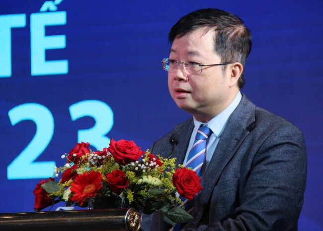 Thứ trưởng Bộ TT&TT Nguyễn Thanh Lâm phát biểu khai mạc Diễn đàn Kinh tế báo chí năm 2023 (Ảnh: Trọng Lợi/Báo Bình Định).