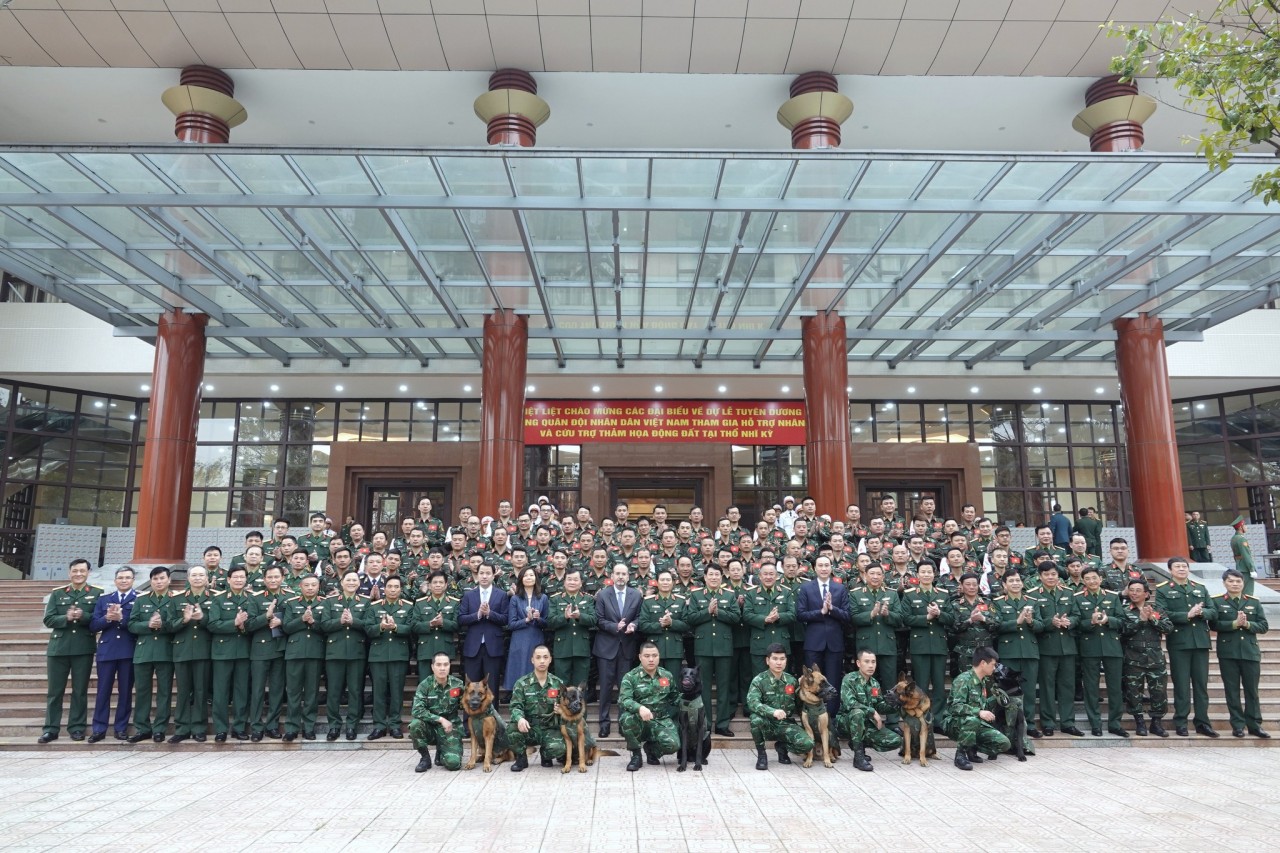 Đại biểu lãnh đạo, quan khách quốc tế và 76 quân nhân tham dự lễ tuyên dương (Ảnh: Nguyễn Minh).