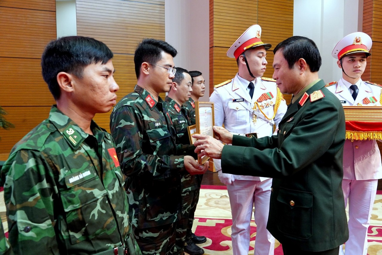 Tổng Tham mưu trưởng Nguyễn Tân Cương trao Bằng khen tặng các quân nhân (Ảnh: Quốc tế Thanh niên).
