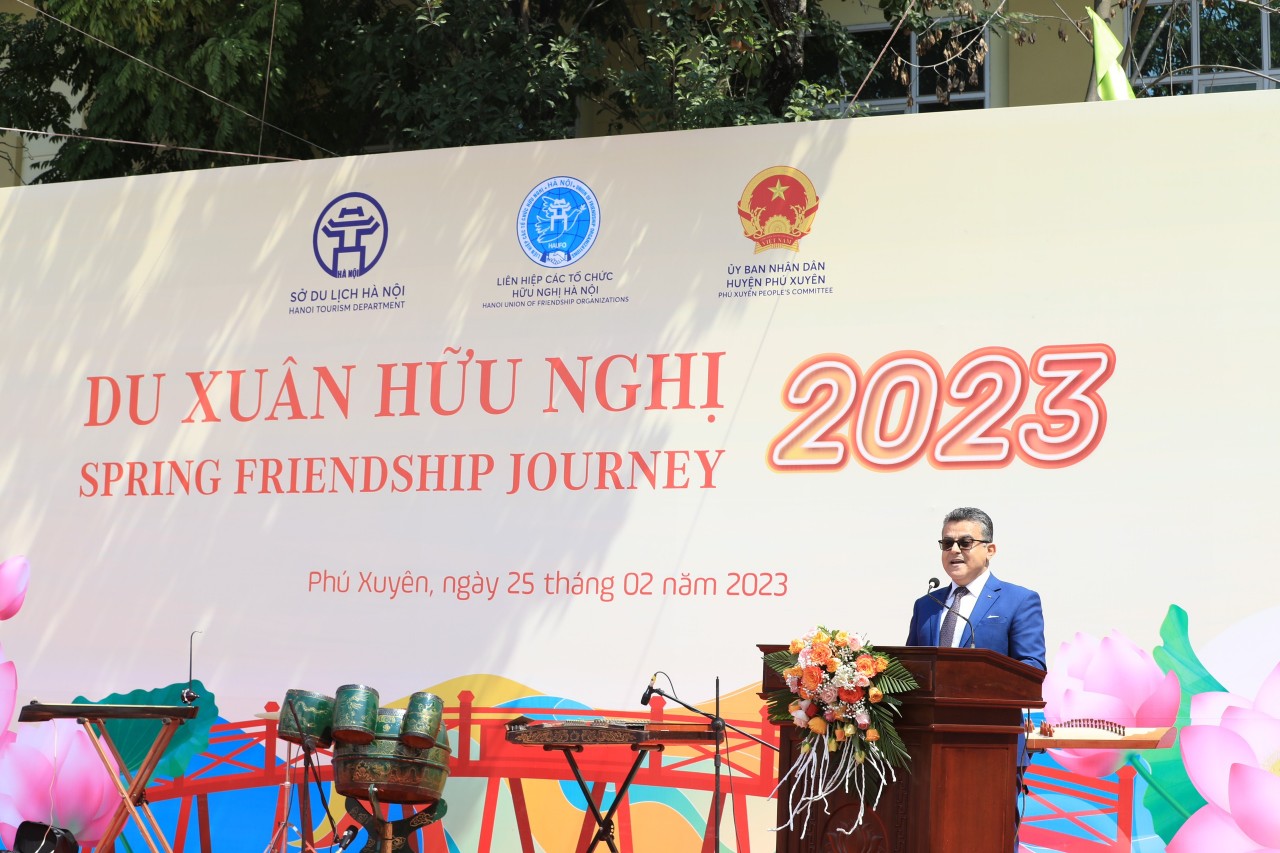 “Hành trình hữu nghị 2023” đưa bạn bè quốc tế trải nghiệm văn hóa làng nghề truyền thống khảm trai, sơn mài