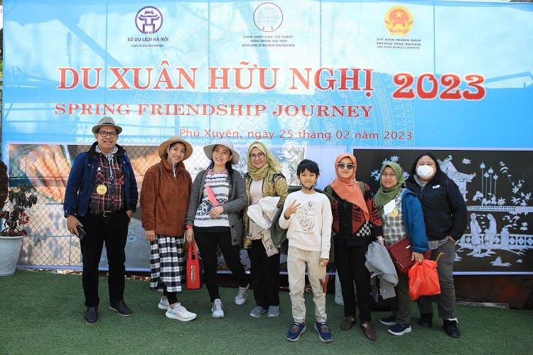 Hà Nội: Bạn bè quốc tế du xuân vãn cảnh chùa, trải nghiệm văn hóa làng nghề