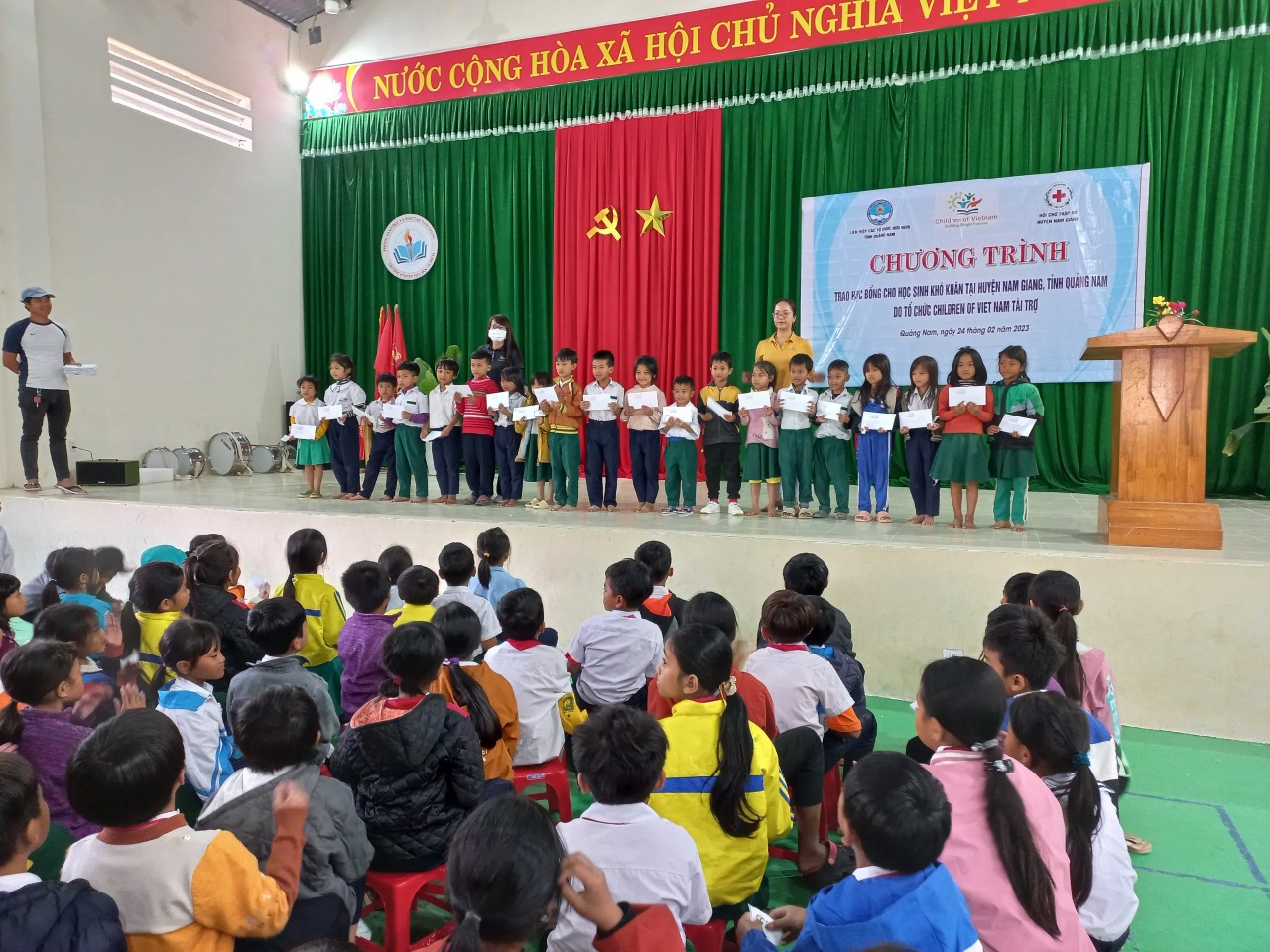 Các em học sinh tại xã Zuôich, (huyện Nam Giang, tỉnh Quảng Nam) hào hứng nhận học bổng từ Tổ chức Children of Vietnam (COV)