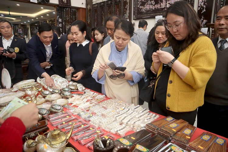 “Hành trình hữu nghị 2023” đưa bạn bè quốc tế trải nghiệm văn hóa làng nghề truyền thống khảm trai, sơn mài