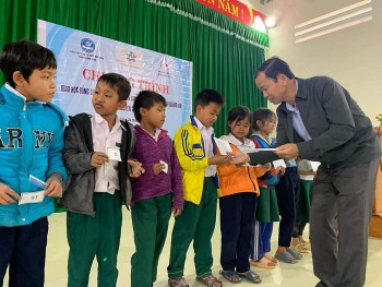 Học sinh nghèo Quảng Nam được nhận học bổng do tổ chức phi chính phủ nước ngoài trao tặng