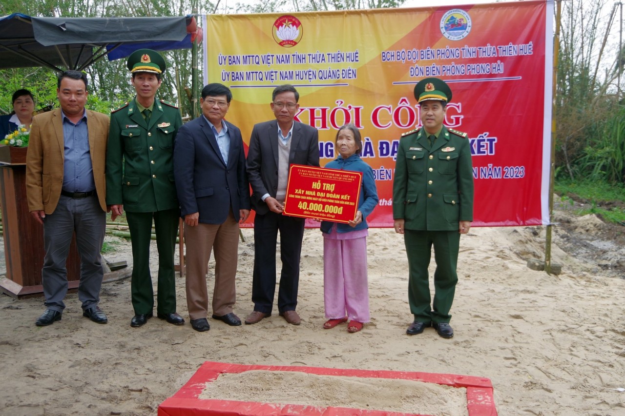 Trao hỗ trợ xây dựng nhà cho gia đình bà Nguyễn Thị Dõ.