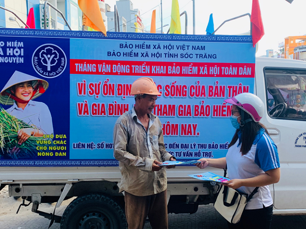 Bảo hiểm xã hội tỉnh Sóc Trăng tuyên truyền, vận động triển khai bảo hiểm xã hội toàn dân (Ảnh: BHXH Việt Nam).