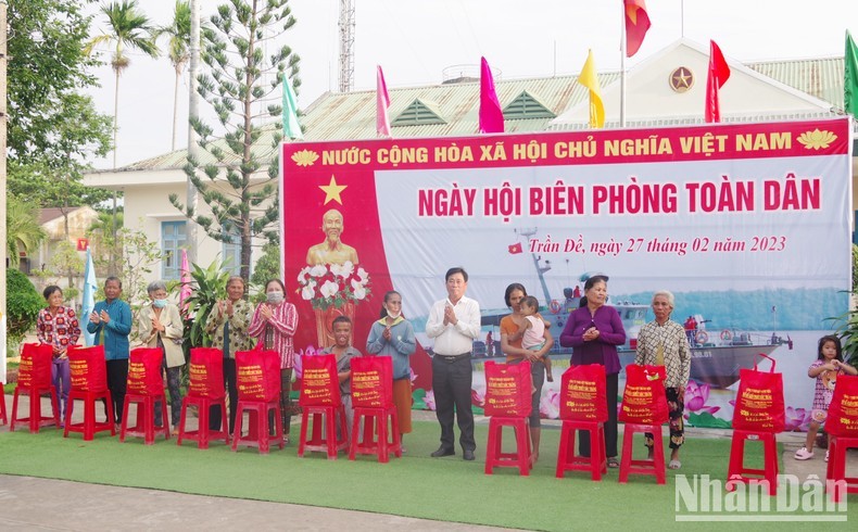 Sôi nổi ngày hội biên phòng toàn dân khu vực biên giới biển Sóc Trăng