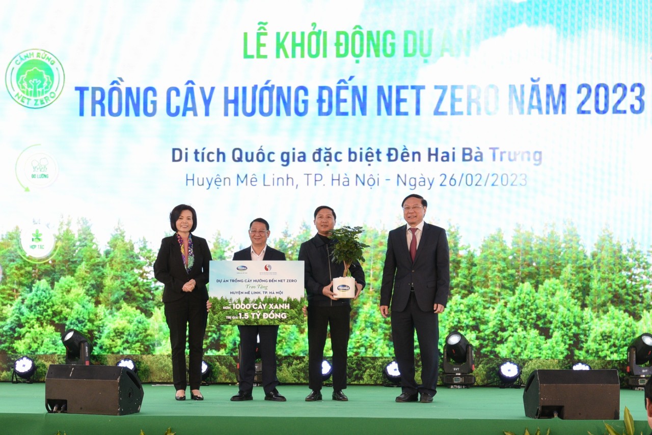 Lãnh đạo Bộ Tài nguyên & Môi trường và đại diện Vinamilk trao tặng bảng tượng trưng và cây xanh lưu niệm cho lãnh đạo huyện Mê Linh, Tp. Hà Nội.