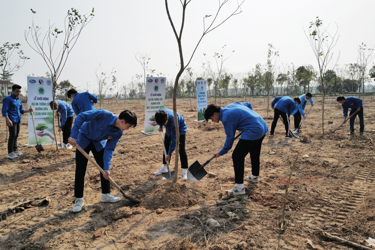 Các đoàn viên thanh niên cũng hăng hái tham gia trồng cây để góp phần bảo vệ môi trường, nâng cao môi trường sống tại huyện Mê Linh – “cột mốc xanh” đầu tiên của dự án.