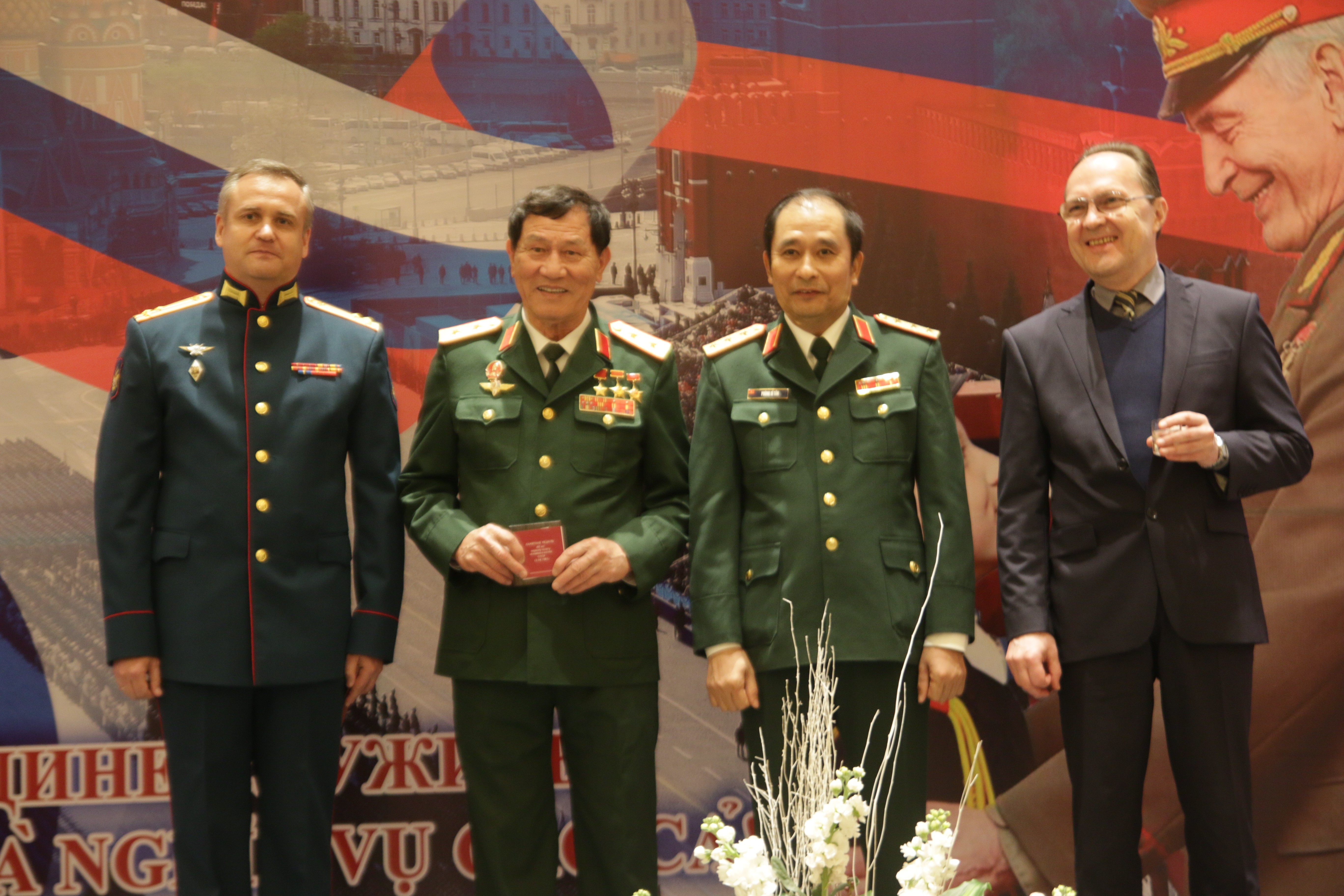 Kỷ niệm Ngày Bảo vệ Tổ quốc Nga tại Hà Nội