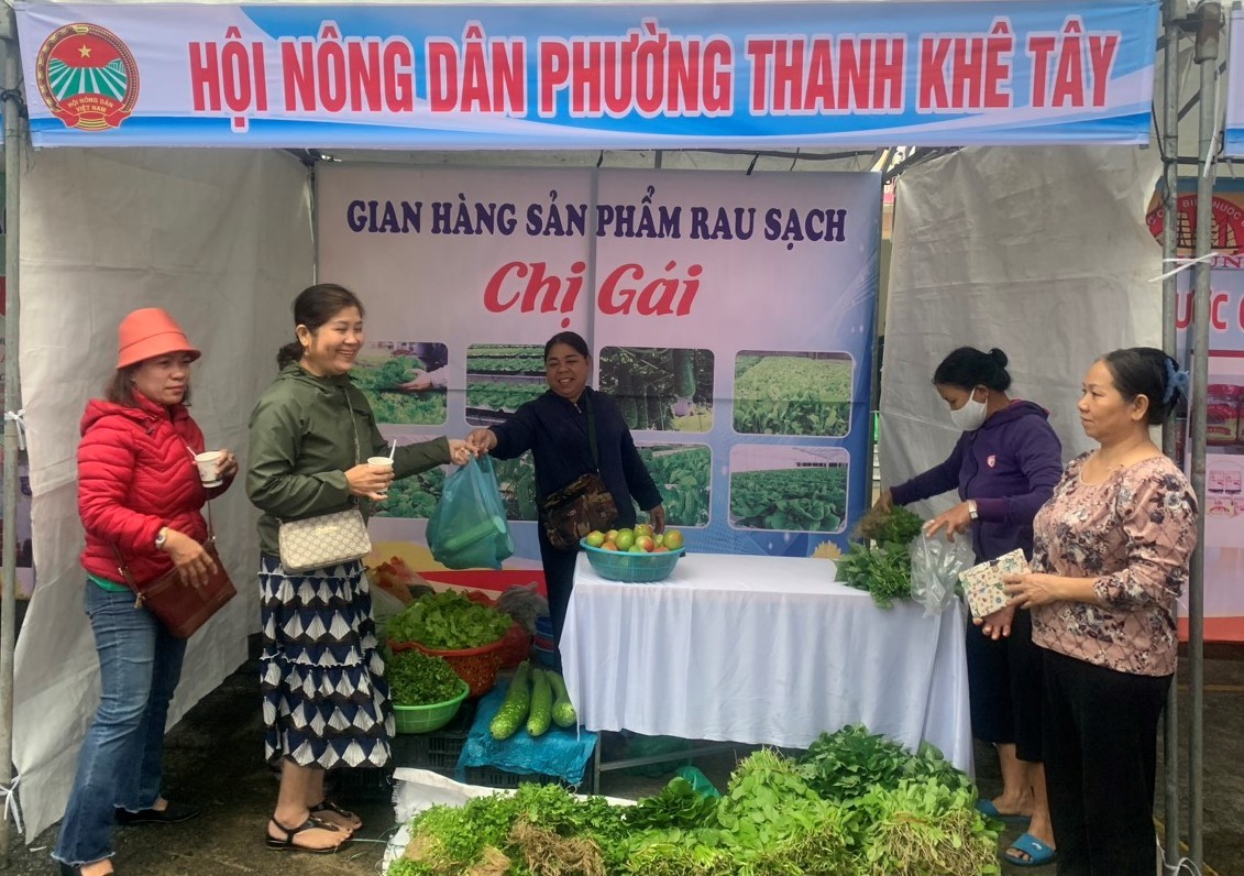 Gian hàng giới thiệu sản phẩm tại Ngày hội Biên phòng toàn dân quận Thanh Khê. (Ảnh: Văn Quý)