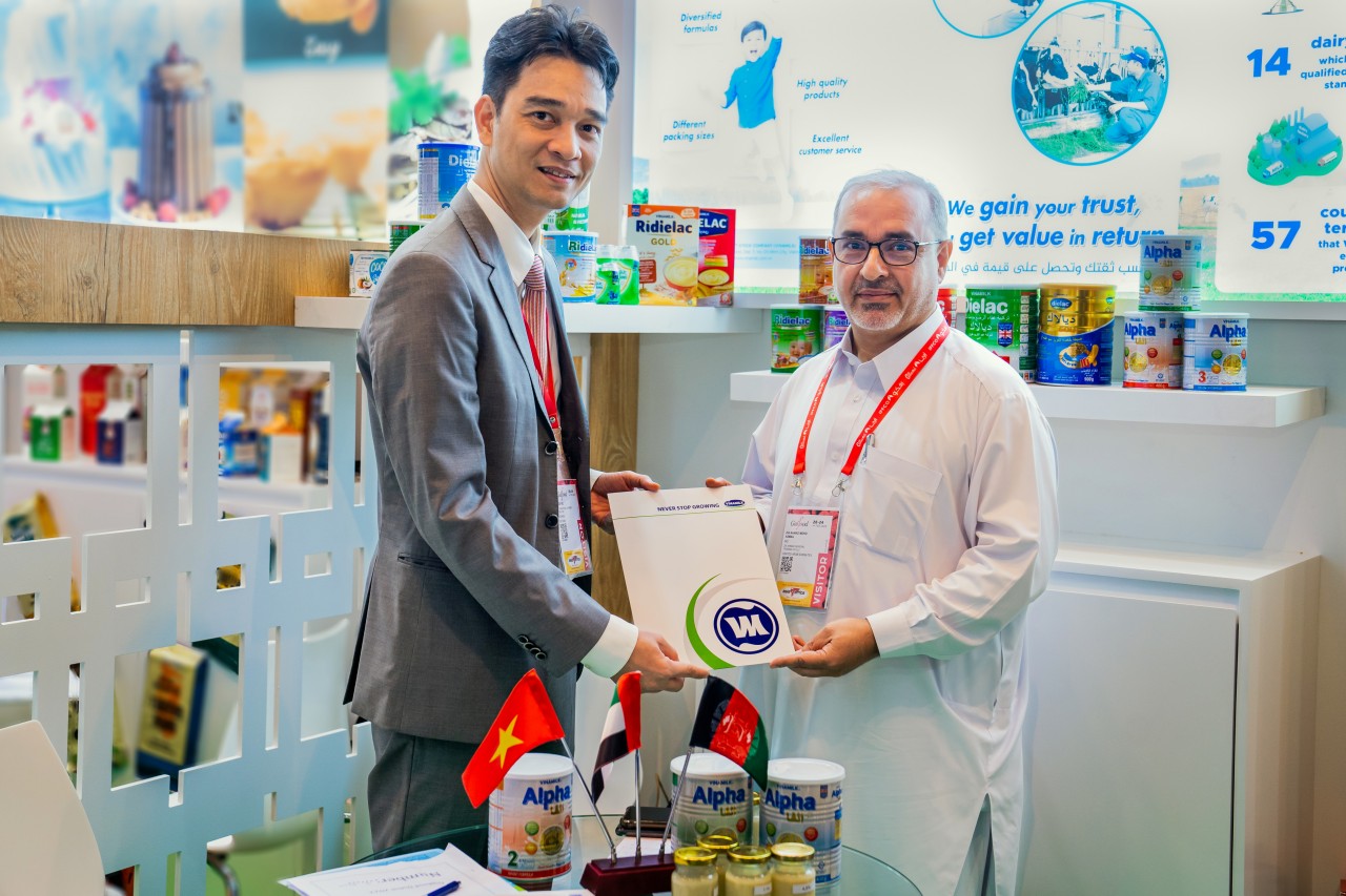 Ông Zia Ahmad Mohd Asmail – đối tác lớn của Vinamilk tại khu vực Trung Đông đã tiếp tục ký kết các hợp đồng nhập khẩu sản phẩm của Vinamilk trong năm 2023, đóng góp vào doanh thu xuất khẩu 100 triệu USD trong những tháng đầu năm của công ty.