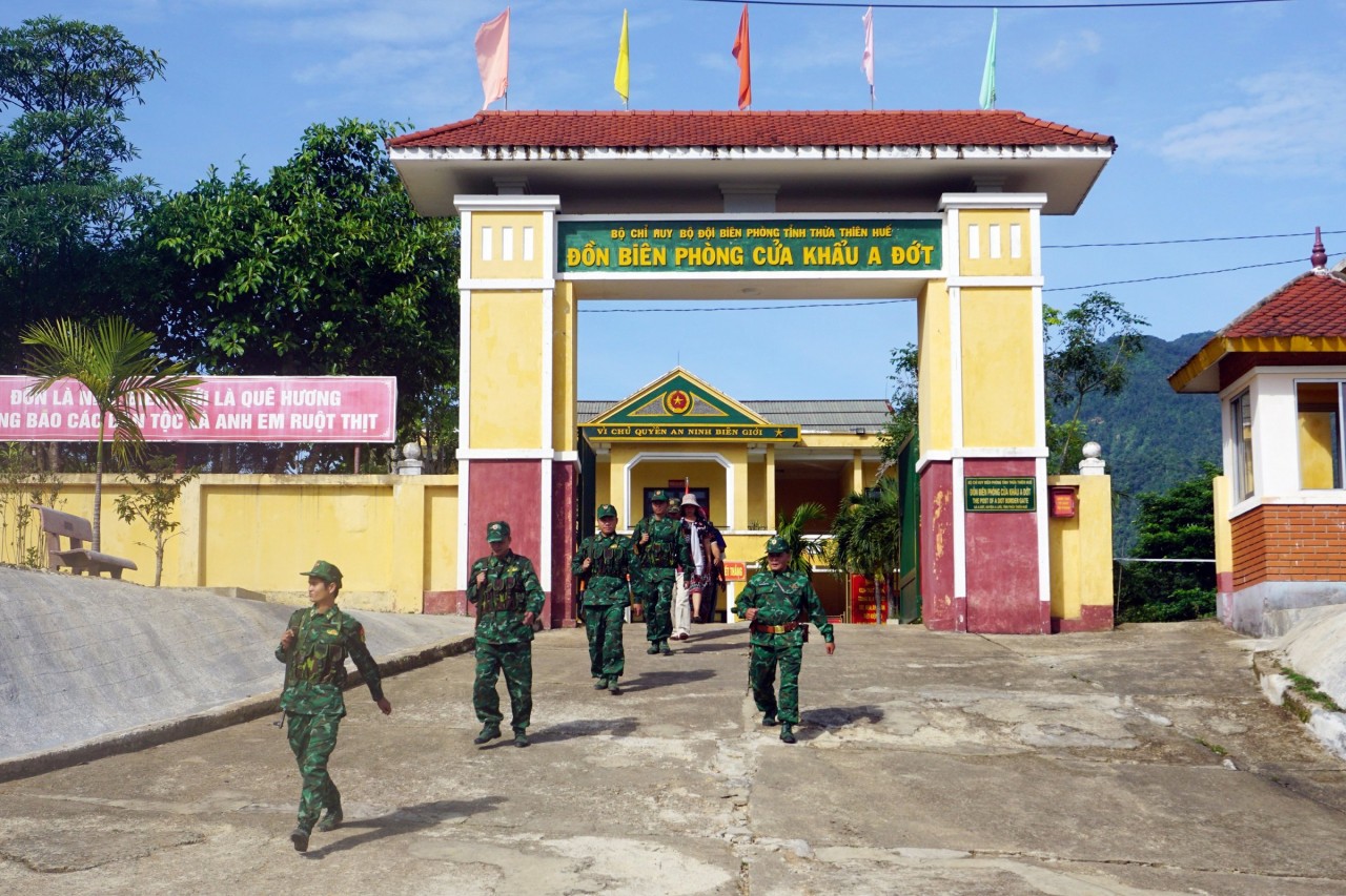 Dù nắng cháy hay mưa dầm, bất kể ngày đêm, lễ, tết, những dấu chân của cán bộ, chiến sĩ biên phòng vẫn in đậm trên những nẻo đường tuần tra biên giới để bảo vệ từng tấc đất, giữ cho Tổ quốc bình yên.