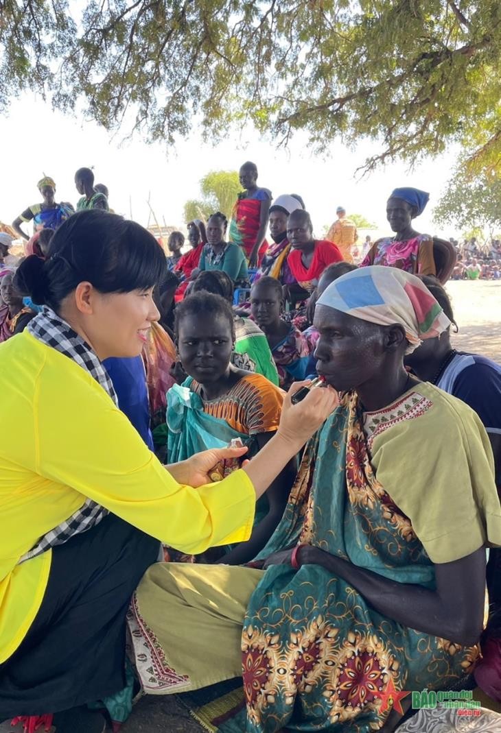 hoạt động trong khuôn khổ chương trình CIMIC giúp mang tới niềm vui cho phụ nữ Nam Sudan. Ảnh: Bệnh viện dã chiến cấp 2 số 4.
