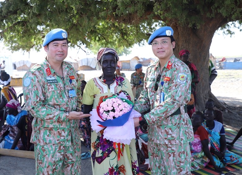 Đại diện BVDC2.4 tặng hoa cho phụ nữ Nam Sudan nhân dịp Quốc tế Phụ nữ 8/3 (Ảnh: BVDC2.4) 