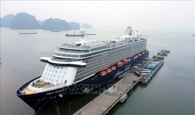 Tàu biển cao cấp Mein Schiff 5 cập cảng Hạ Long