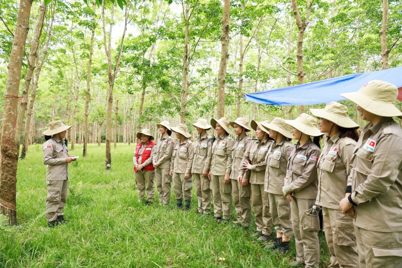 Ngày càng nhiều phụ nữ Việt Nam tham gia vào công việc khắc phục hậu quả bom mìn và gìn giữ hòa bình (Ảnh các thành viên đội nữ BAC7 rà phá bom mìn của PeaceTrees VietNam).